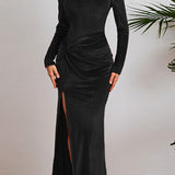 Elegant aftenkjole i rynket fløjl med lange ærmer og tætsiddende slids i taljen