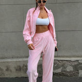 Todelt sæt med lange ærmer, en atletisk fløjlskrave og lynlåslukning.