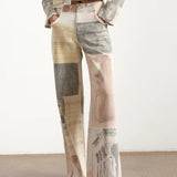 Lige jeans trykt med vintage avispapir