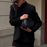 En tætsiddende, enkeltradet blazer med almindelige skuldre