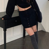 Todelt, cropped, tætsiddende striksæt med rund hals