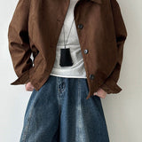 Kort ruskindsjakke med hakkrave