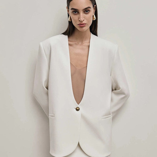 En tætsiddende, enkeltradet blazer med almindelige skuldre