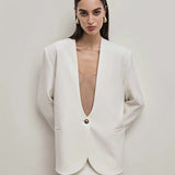 En tætsiddende, enkeltradet blazer med almindelige skuldre