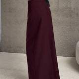 Lang, lige nederdel med høj talje og slids