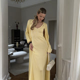 Todelt sæt: blød, åbenstrikket tankkjole og langærmet cardigan