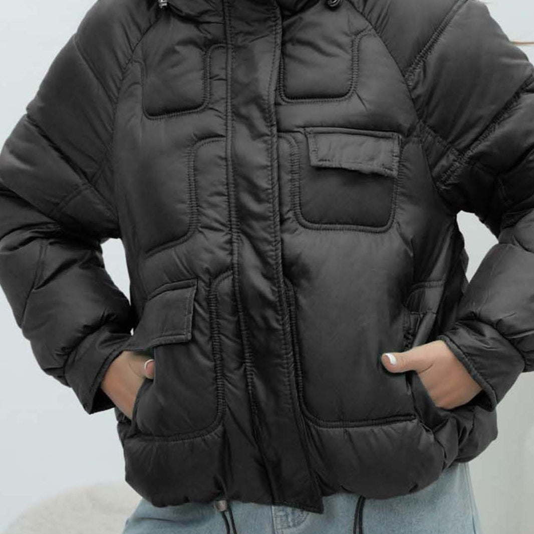 Farverig dynejakke med høj krave