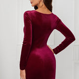 Sexet, figursyet minikjole i ensfarvet fløjl med en smal talje