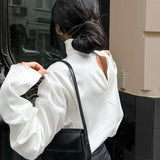 Minimalistisk satinbluse med rullekrave, rullekrave, minimalistisk bluse med rullekrave.