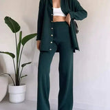 Damesæt – Knapvest og højtaljede bukser – Ribbet strik – Løs pasform