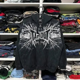 Mørk hættetrøje med antik mønstre