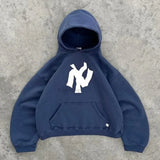 Mørk hættetrøje med antik mønstre