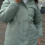 Fritids- og udendørssportsjakke med justerbar snøre i taljen, ideel til bjergbestigning og udendørsaktiviteter.