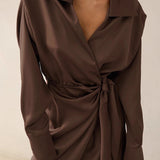 Ensfarvet minikjole med lange ærmer og tætsiddende talje