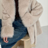 Mellemlang frakke i imiteret ruskind med hakkrave og bindebælte