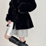 Mellemlang frakke i imiteret ruskind med hakkrave og bindebælte