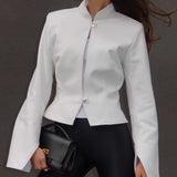 Tætsiddende læderjakke med opretstående krave