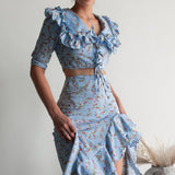 Todelt sæt: lyseblå blomsterprintet midinederdel med slids og flæser