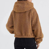 Kort jakke med lynlås og en blød hætte