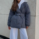 Tætsiddende vinterfrakke med revers og bælte