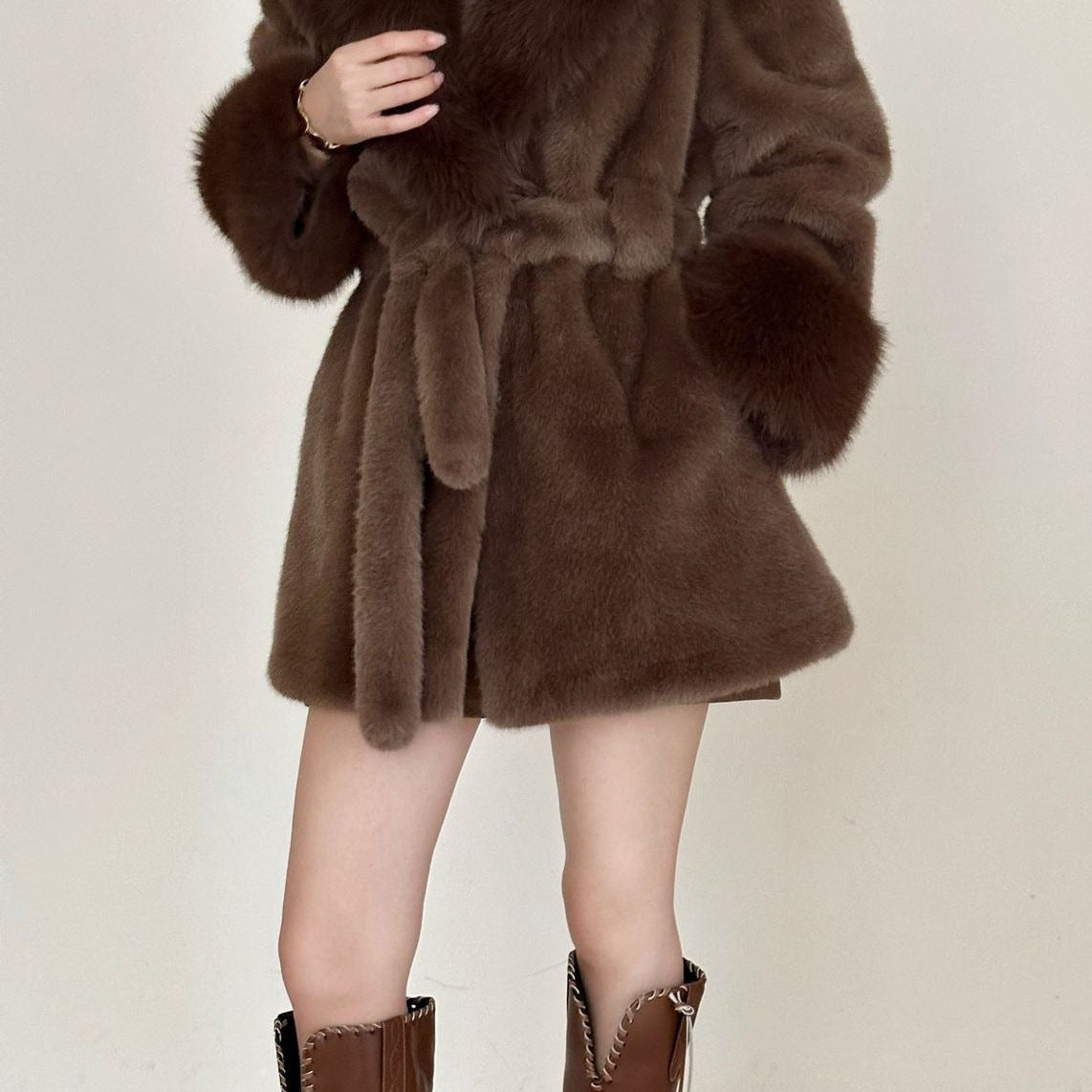 Mellemlang frakke i imiteret ruskind med hakkrave og bindebælte