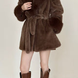 Mellemlang frakke i imiteret ruskind med hakkrave og bindebælte