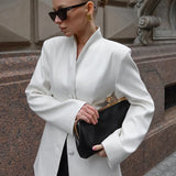 Minimalistisk og afslappet slank blazer med en smal talje