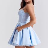 Mini aftenkjole med pufærmer og spaghettistropper