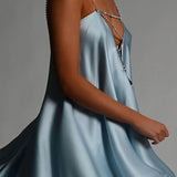 Sexet aftenkjole med kædedetalje og dybt åben ryg