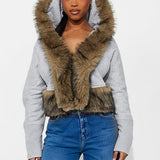 Kort, løstsiddende hættetrøje med tyk pelskant