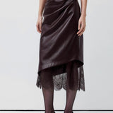 Elegant lædernederdel udsmykket med blonder