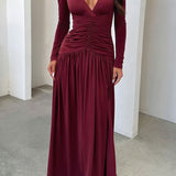 Maxikjole med tætsiddende talje, lange rynkede ærmer og dyb V-hals