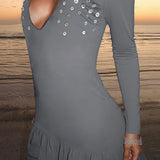 Sexet, figursyet minikjole med lange ærmer og dyb halsudskæring, udsmykket med flæser og tynde stropper.