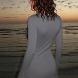 Sexet, figursyet minikjole med lange ærmer og dyb halsudskæring, udsmykket med flæser og tynde stropper.