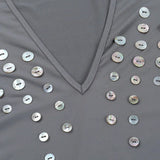 Sexet, figursyet minikjole med lange ærmer og dyb halsudskæring, udsmykket med flæser og tynde stropper.