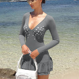 Sexet, figursyet minikjole med lange ærmer og dyb halsudskæring, udsmykket med flæser og tynde stropper.