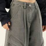 Flatterende cargobukser med vide ben i løstsiddende denim