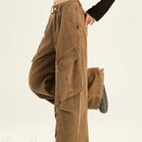 Flatterende cargobukser med vide ben i løstsiddende denim