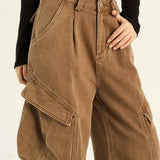 Flatterende cargobukser med vide ben i løstsiddende denim