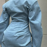 Denim minikjole med polstrede skulderpuder og rund halsudskæring, bundet talje