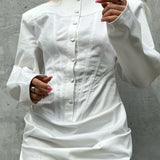 Denim minikjole med polstrede skulderpuder og rund halsudskæring, bundet talje