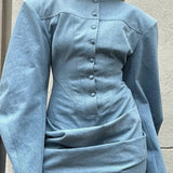 Denim minikjole med polstrede skulderpuder og rund halsudskæring, bundet talje