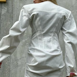 Denim minikjole med polstrede skulderpuder og rund halsudskæring, bundet talje