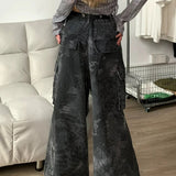 Cargobukser i denim med flere lommer og slangemønstret camouflage