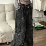 Cargobukser i denim med flere lommer og slangemønstret camouflage