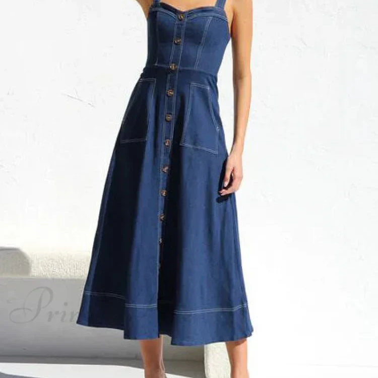 Afslappet og charmerende midi-denimkjole med knapper foran og stropper