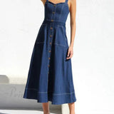 Afslappet og charmerende midi-denimkjole med knapper foran og stropper