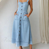Afslappet og charmerende midi-denimkjole med knapper foran og stropper