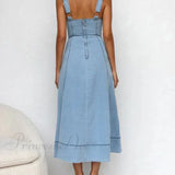 Afslappet og charmerende midi-denimkjole med knapper foran og stropper