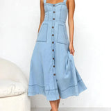 Afslappet og charmerende midi-denimkjole med knapper foran og stropper